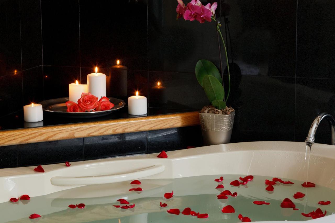 King Room with Spa Bath at Arrowhead Inn