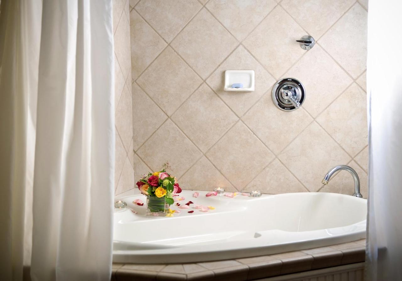 Queen Room with Spa Bath at Arrowhead Inn