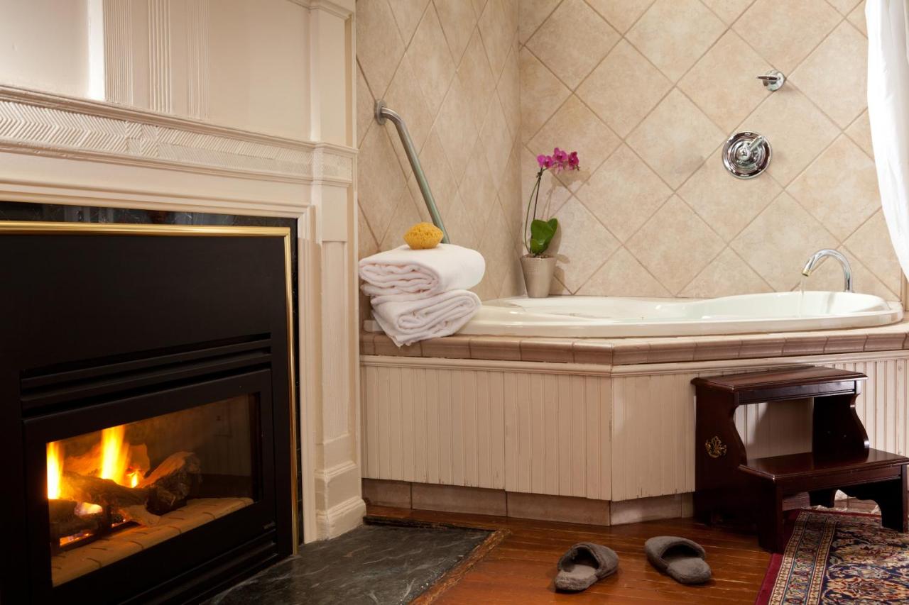 Queen Room with Spa Bath at Arrowhead Inn