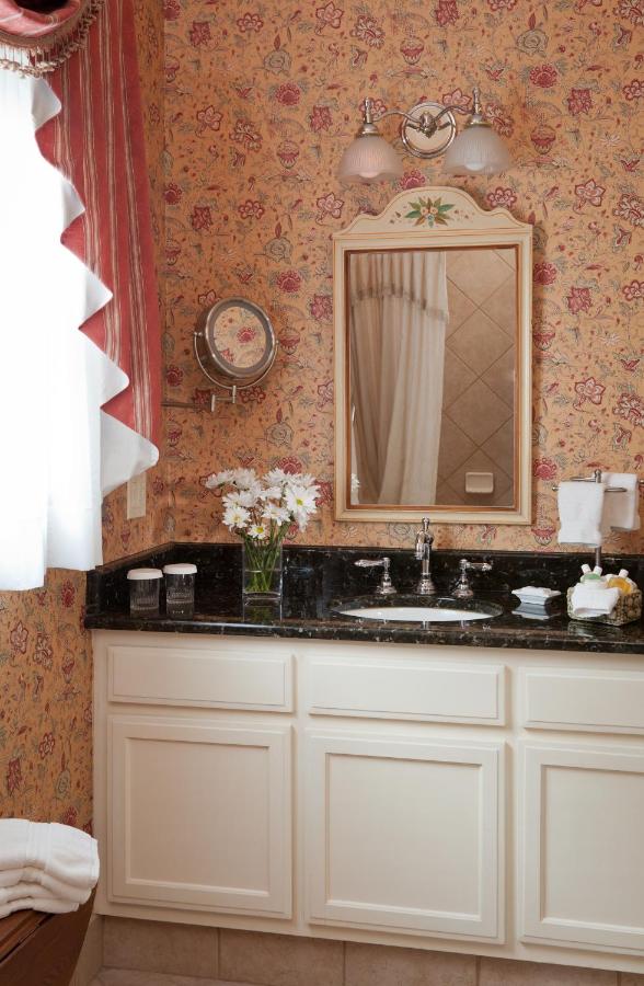 Queen Suite  at Arrowhead Inn