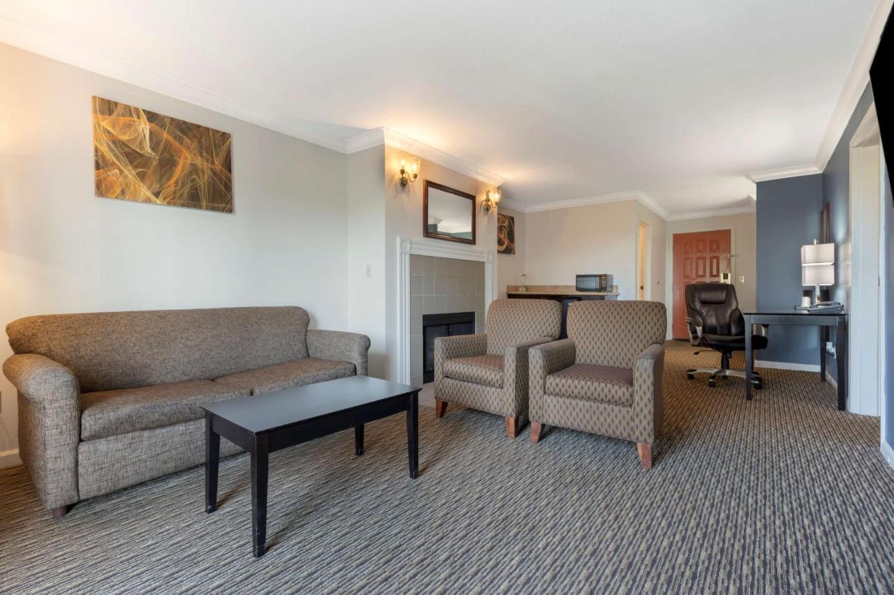 One-Bedroom King Suite at Best Western Colonial Inn