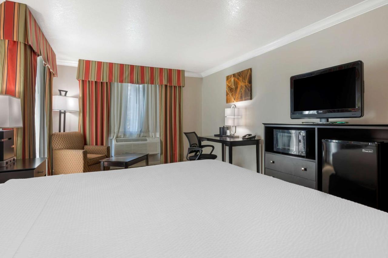 King Room at Best Western Colonial Inn