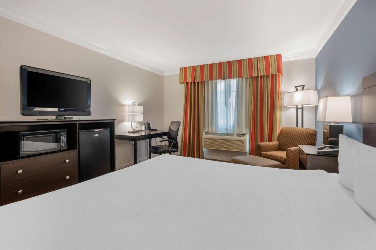 King Room - Disability Access/Roll-in Shower at Best Western Colonial Inn