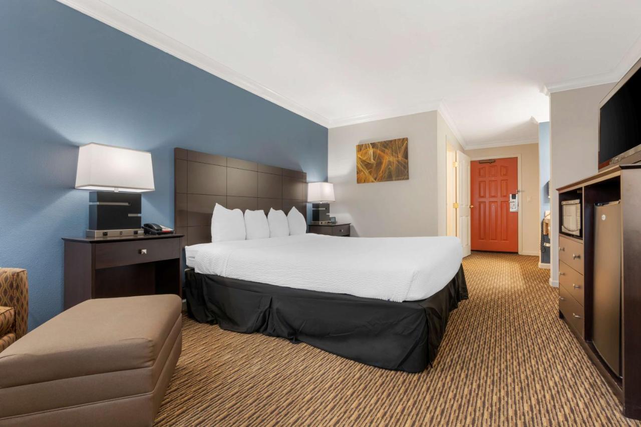 King Room - Disability Access/Roll-in Shower at Best Western Colonial Inn