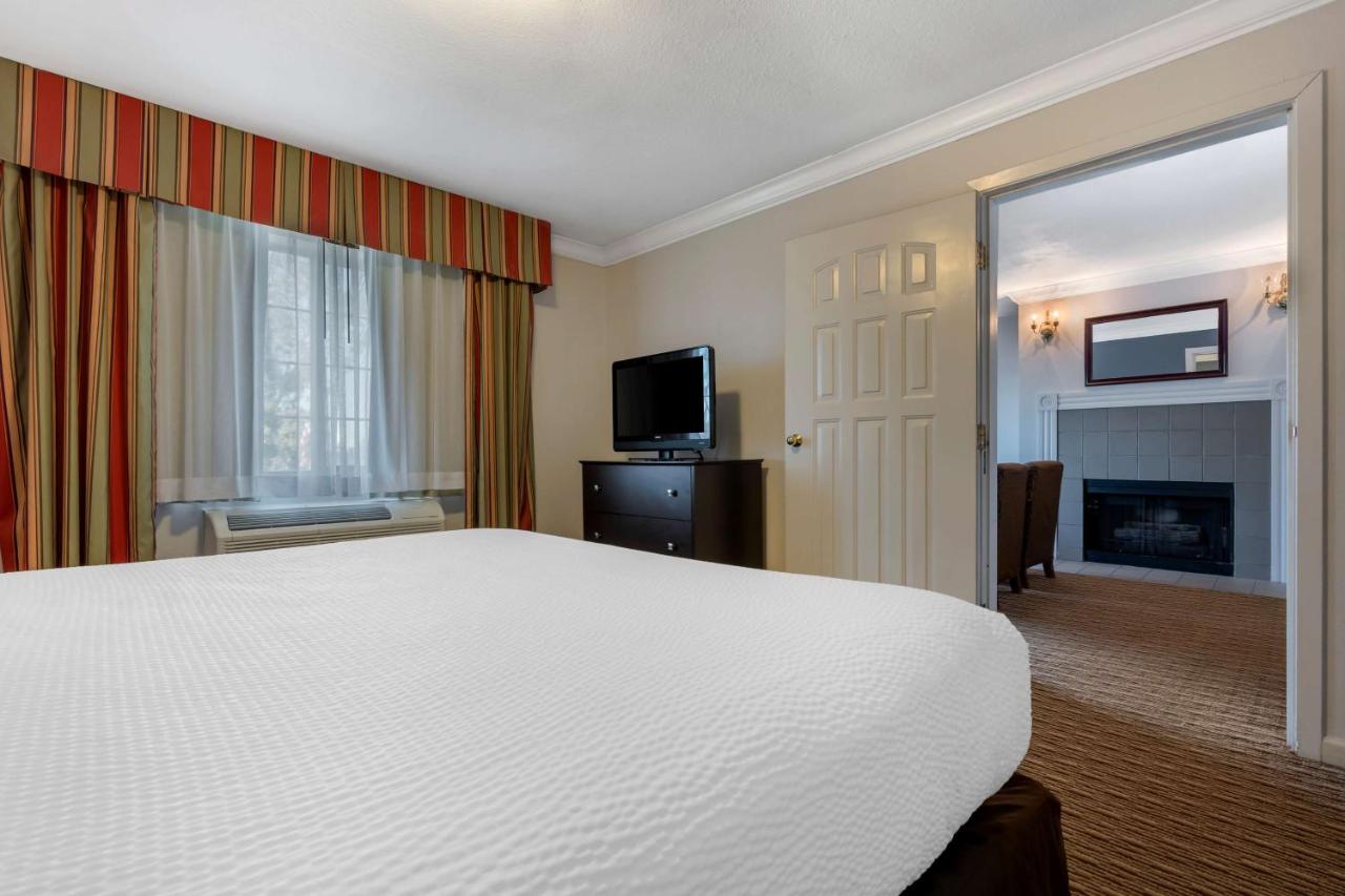 One-Bedroom King Suite at Best Western Colonial Inn