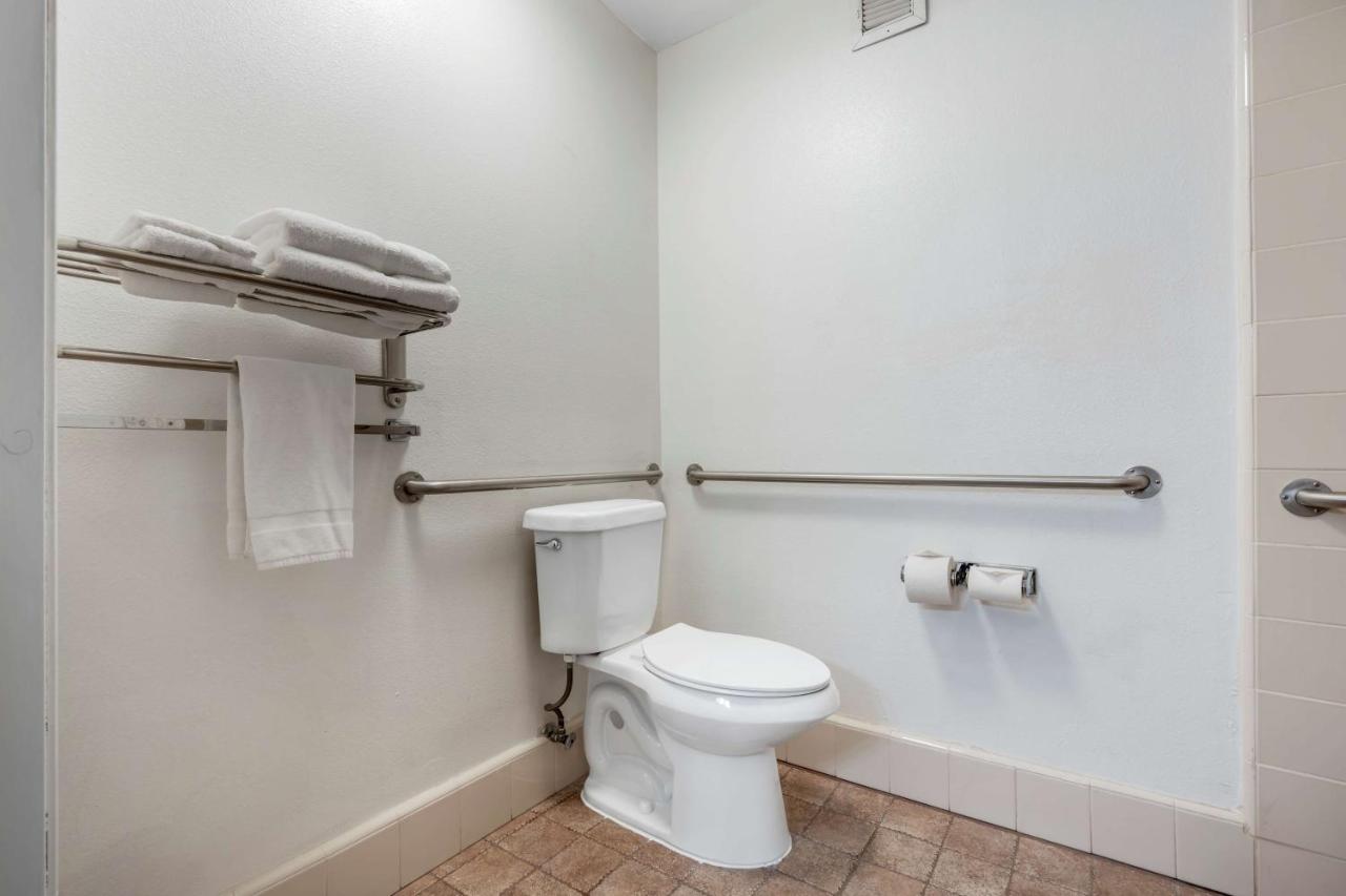 King Room - Disability Access/Roll-in Shower at Best Western Colonial Inn