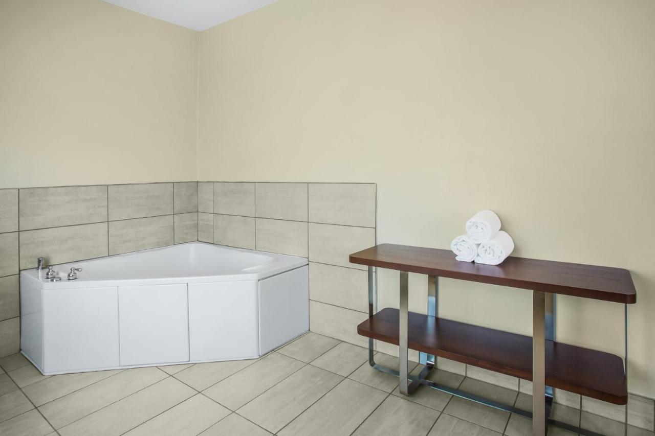 King Suite with Spa Bath at Holiday Inn Express & Suites Cedar City by IHG