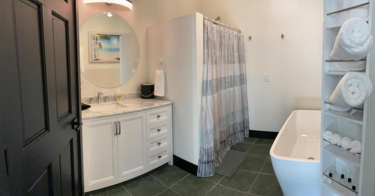 Deluxe Double Room with Bath at Icon Inn