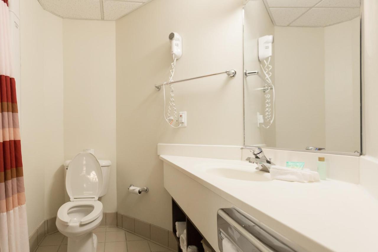 King Room - Disability Access/Non-Smoking at Travelodge by Wyndham Romulus Detroit Airport
