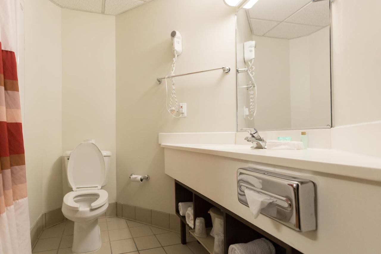 King Room - Disability Access/Non-Smoking at Travelodge by Wyndham Romulus Detroit Airport