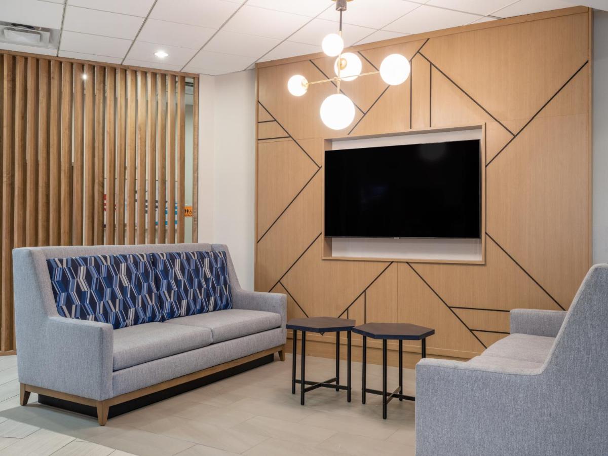  | Holiday Inn Express Greensboro-I-40 at Wendover, an IHG Hotel