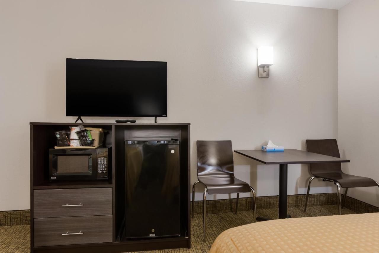 King Room - Accessible/Non-Smoking/No Pets at Rodeway Inn Branson, Brick House