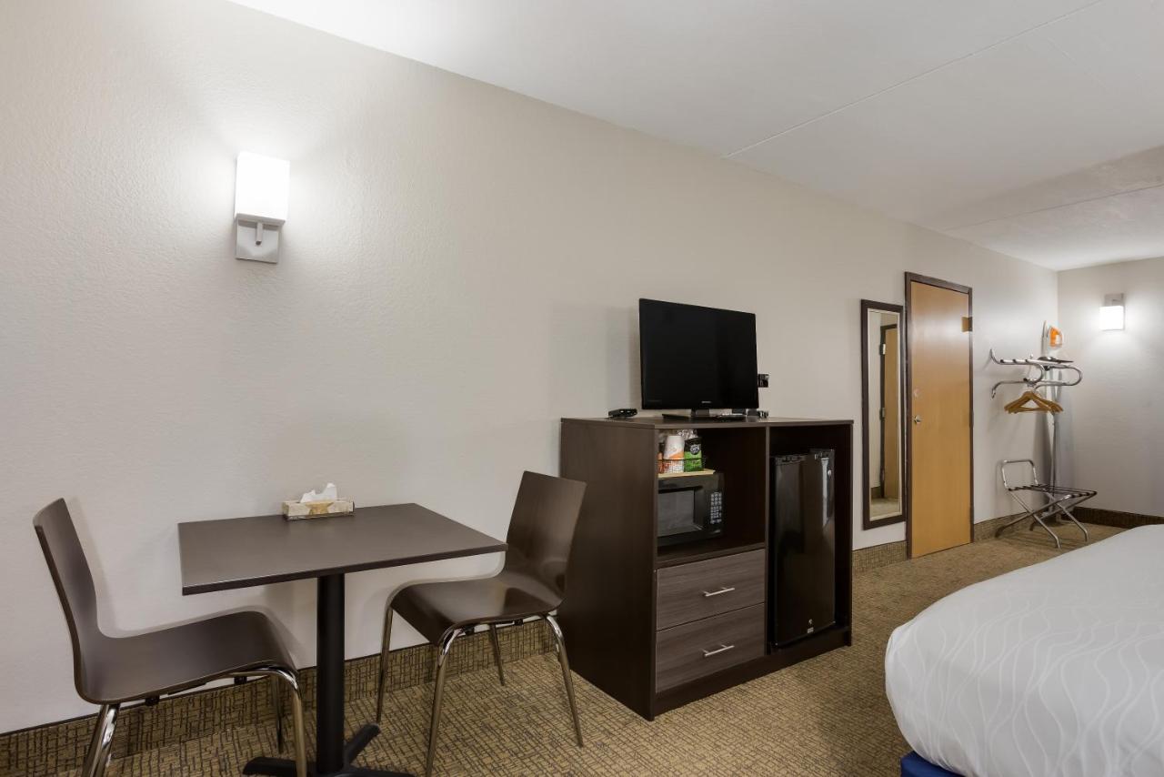 King Room - Accessible/Non-Smoking/No Pets at Rodeway Inn Branson, Brick House