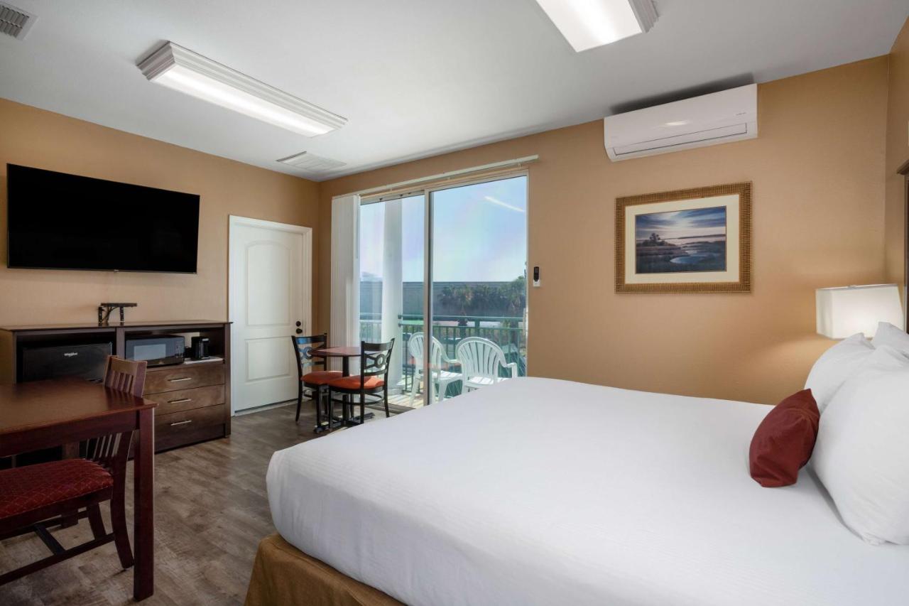 Business King Room - Non-Smoking at Travelodge by Wyndham Lakeland