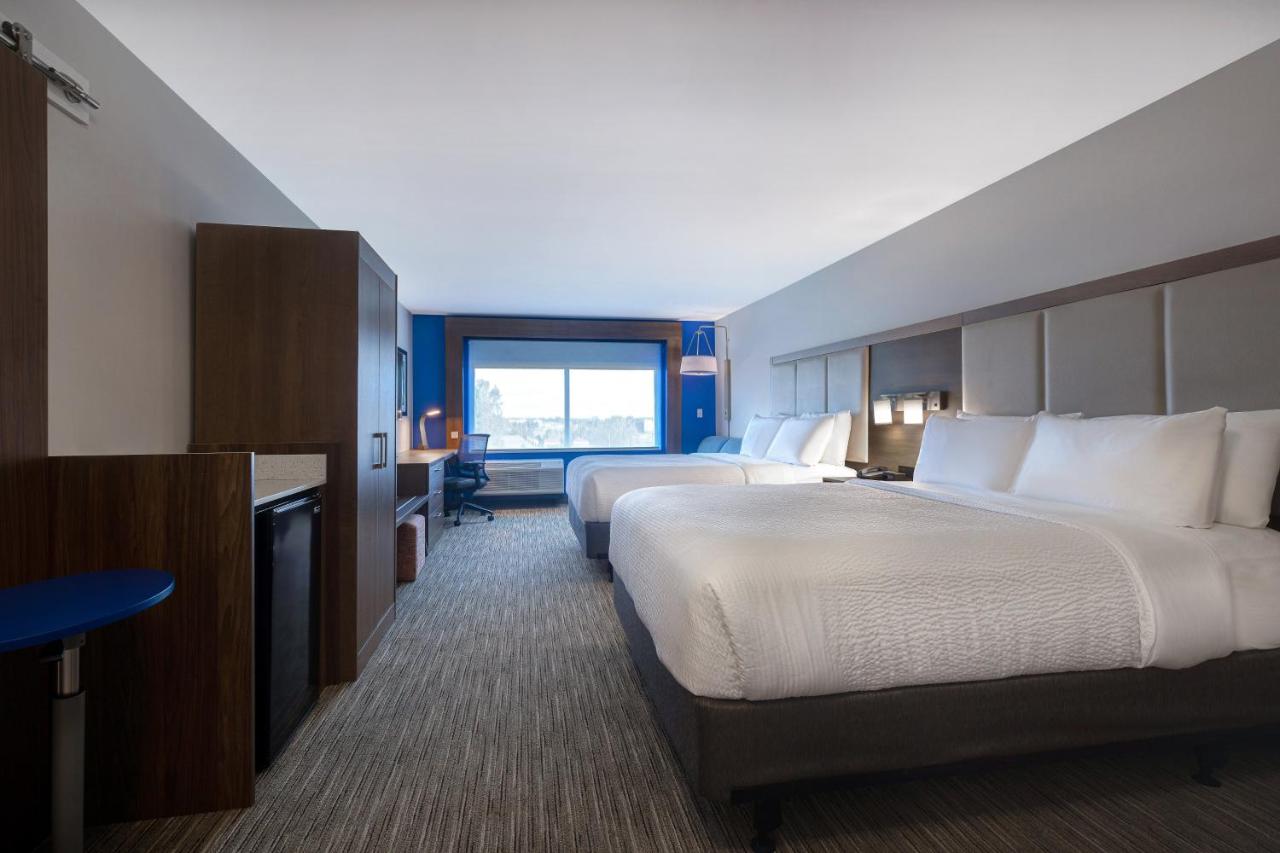 Deluxe Twin Room - Hearing Accessible at Holiday Inn Express & Suites Ann Arbor - University South by IHG