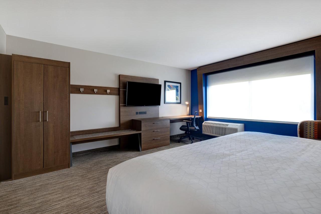 King Room - Hearing Accessible - Non-Smoking at Holiday Inn Express & Suites Ann Arbor - University South by IHG