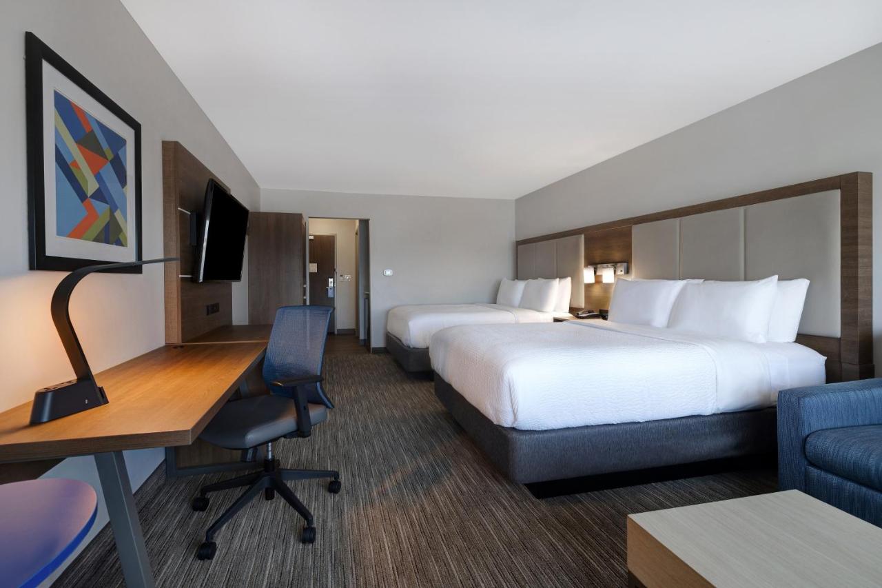 Deluxe Twin Room - Hearing Accessible at Holiday Inn Express & Suites Ann Arbor - University South by IHG