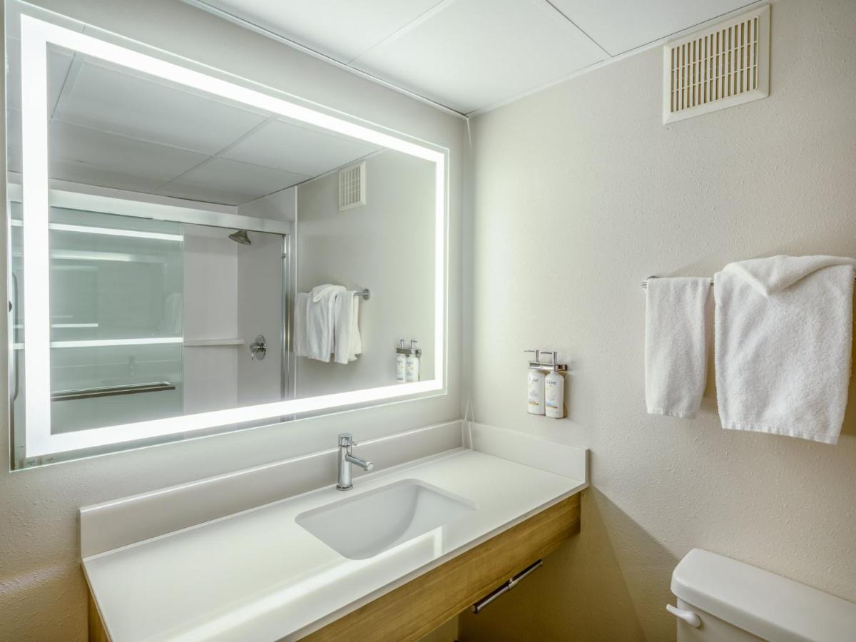 | Holiday Inn Express Greensboro-I-40 at Wendover, an IHG Hotel