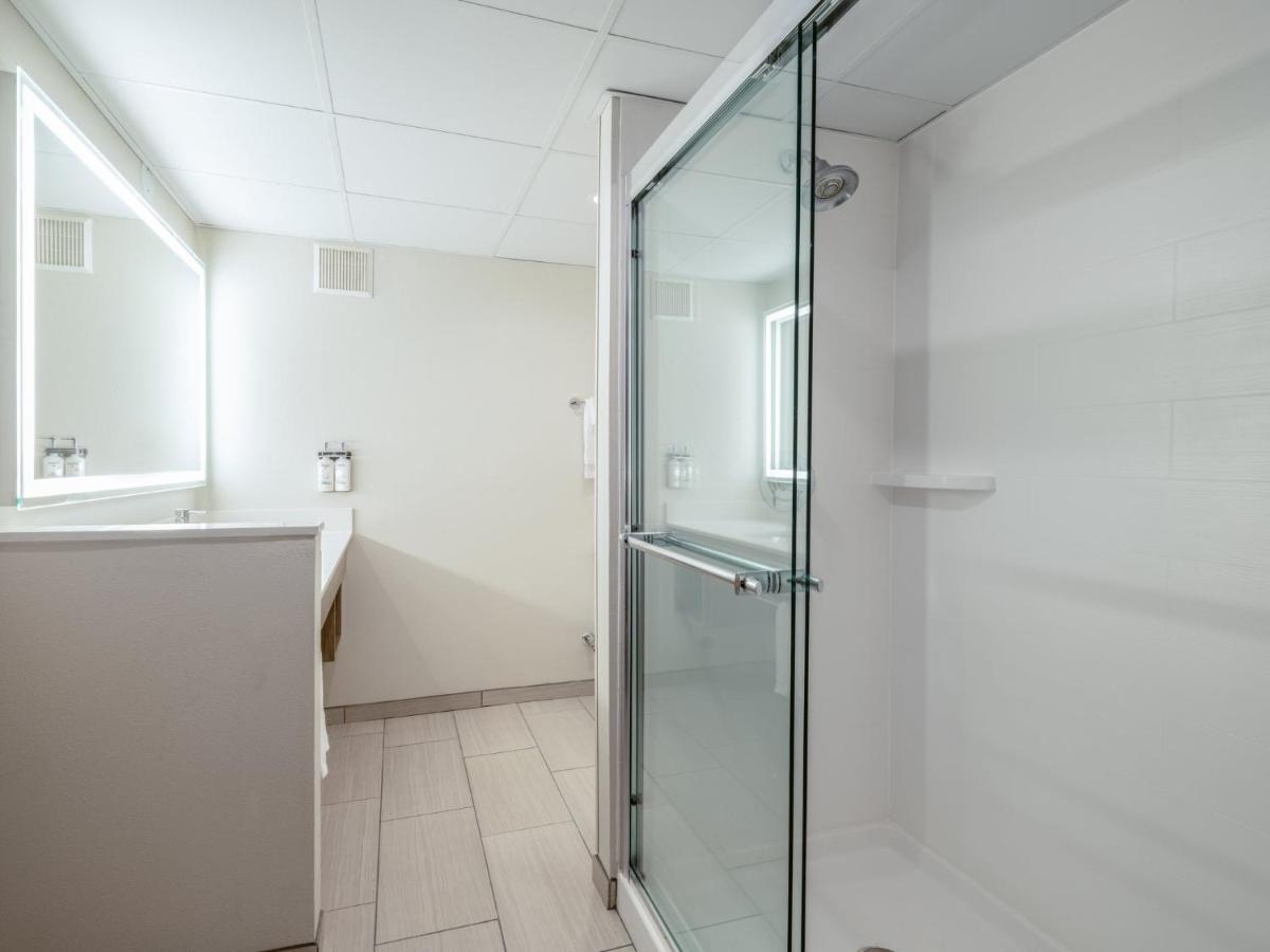 | Holiday Inn Express Greensboro-I-40 at Wendover, an IHG Hotel
