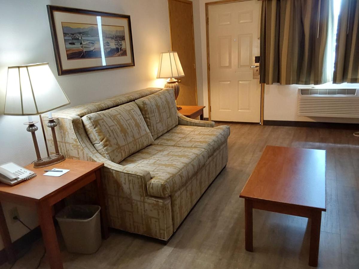 Deluxe Queen Suite at Lavissh Inn & Suites