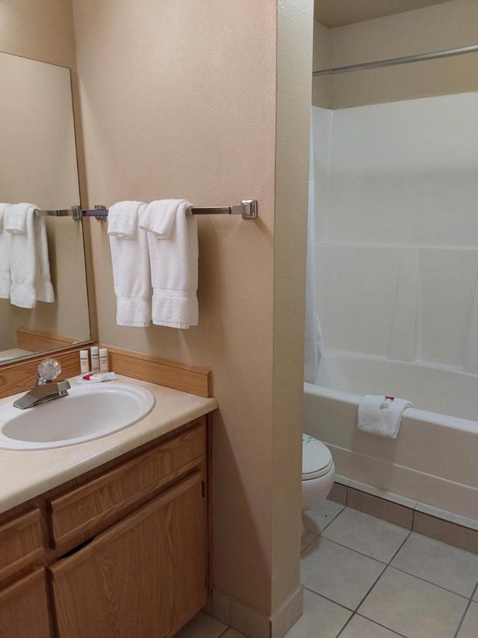 Queen Room at Lavissh Inn & Suites