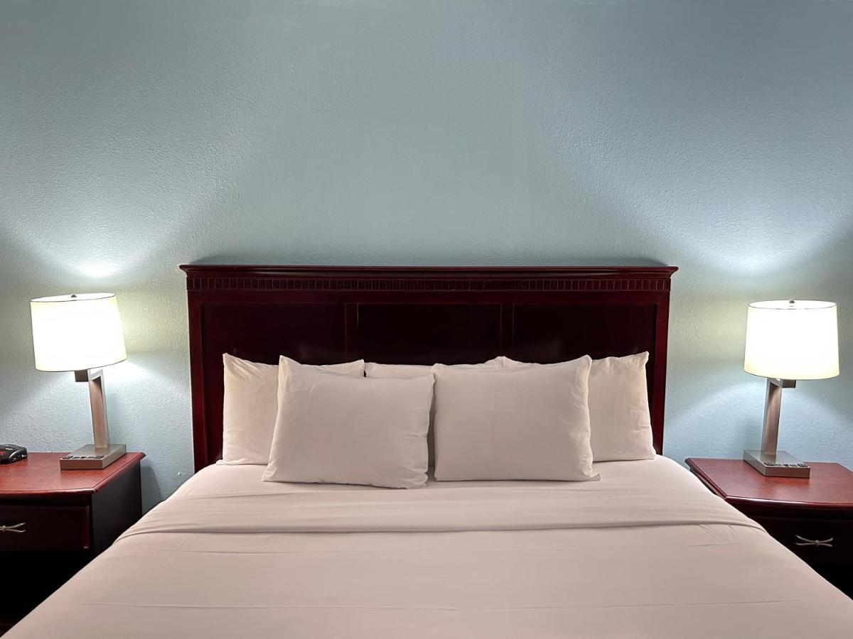 King Room - Non-Smoking at Clarion Inn and Suites Airport