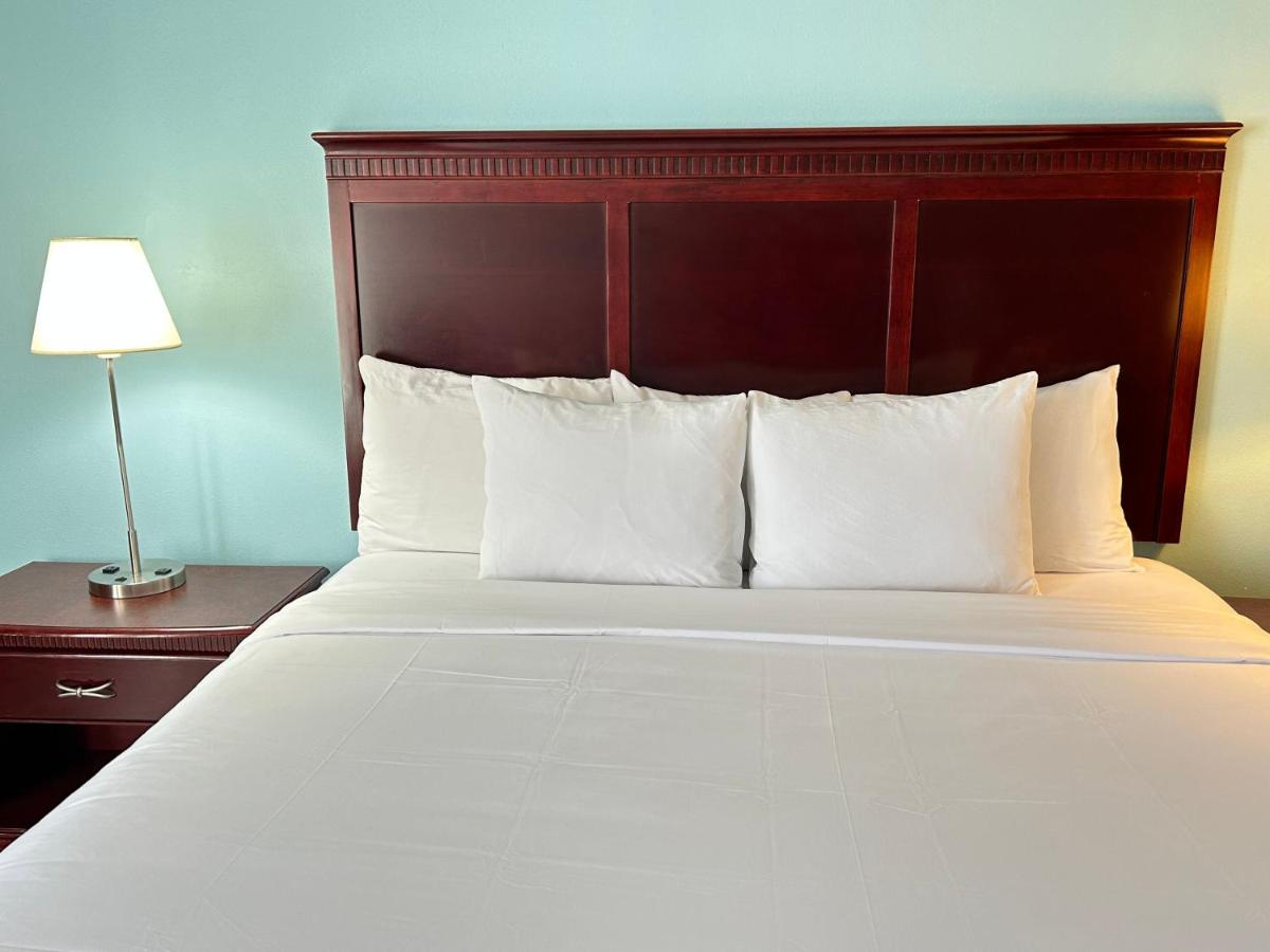 Efficiency King Suite - Non-Smoking at Clarion Inn and Suites Airport