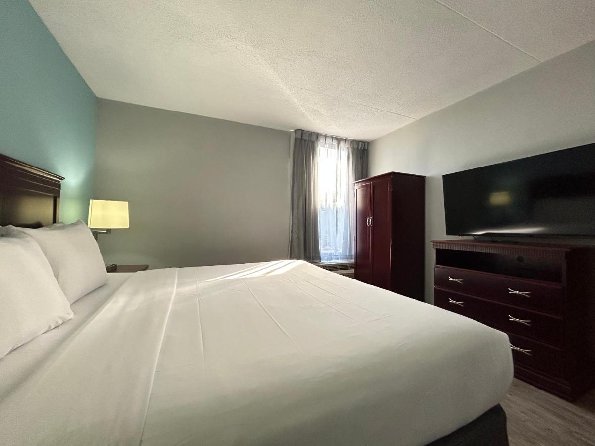Efficiency King Suite - Non-Smoking at Clarion Inn and Suites Airport