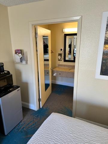 | Days Inn by Wyndham Asheville West