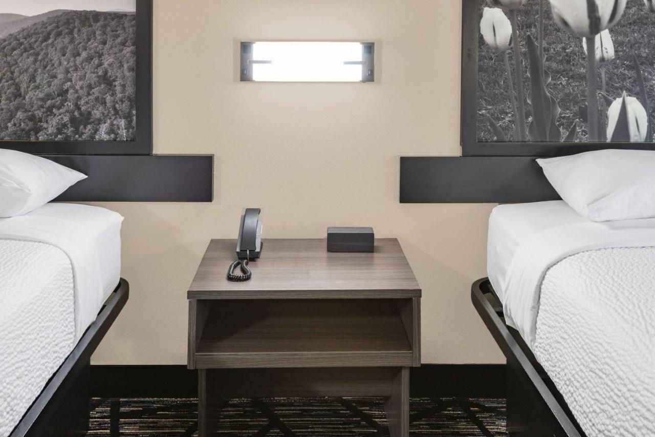 | Super 8 by Wyndham Charlottesville
