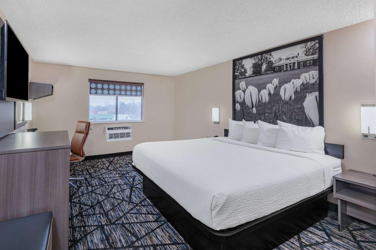 | Super 8 by Wyndham Charlottesville