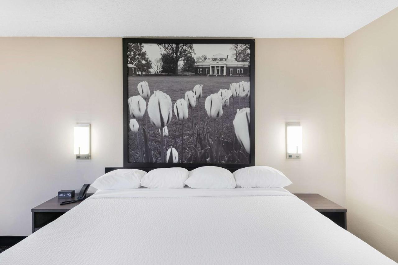 | Super 8 by Wyndham Charlottesville