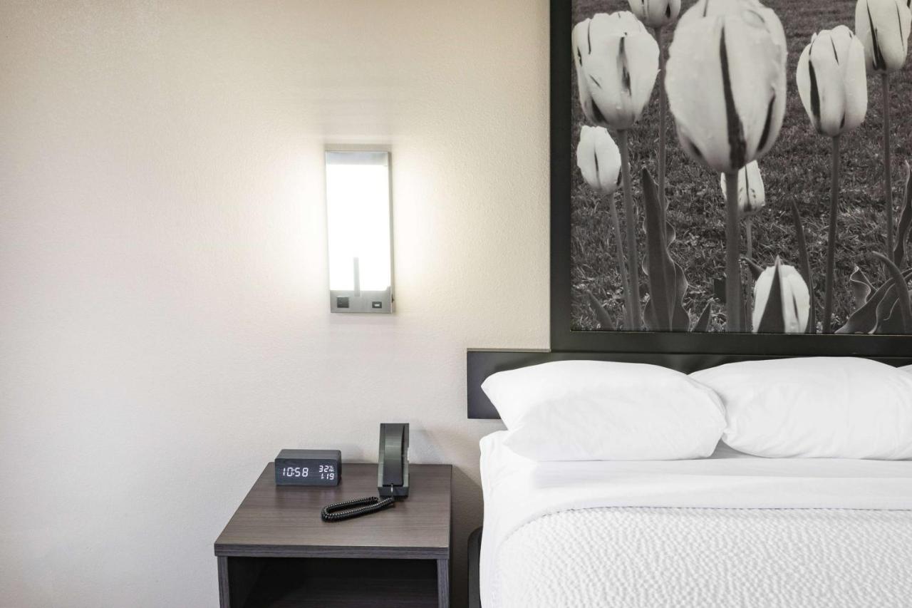 | Super 8 by Wyndham Charlottesville