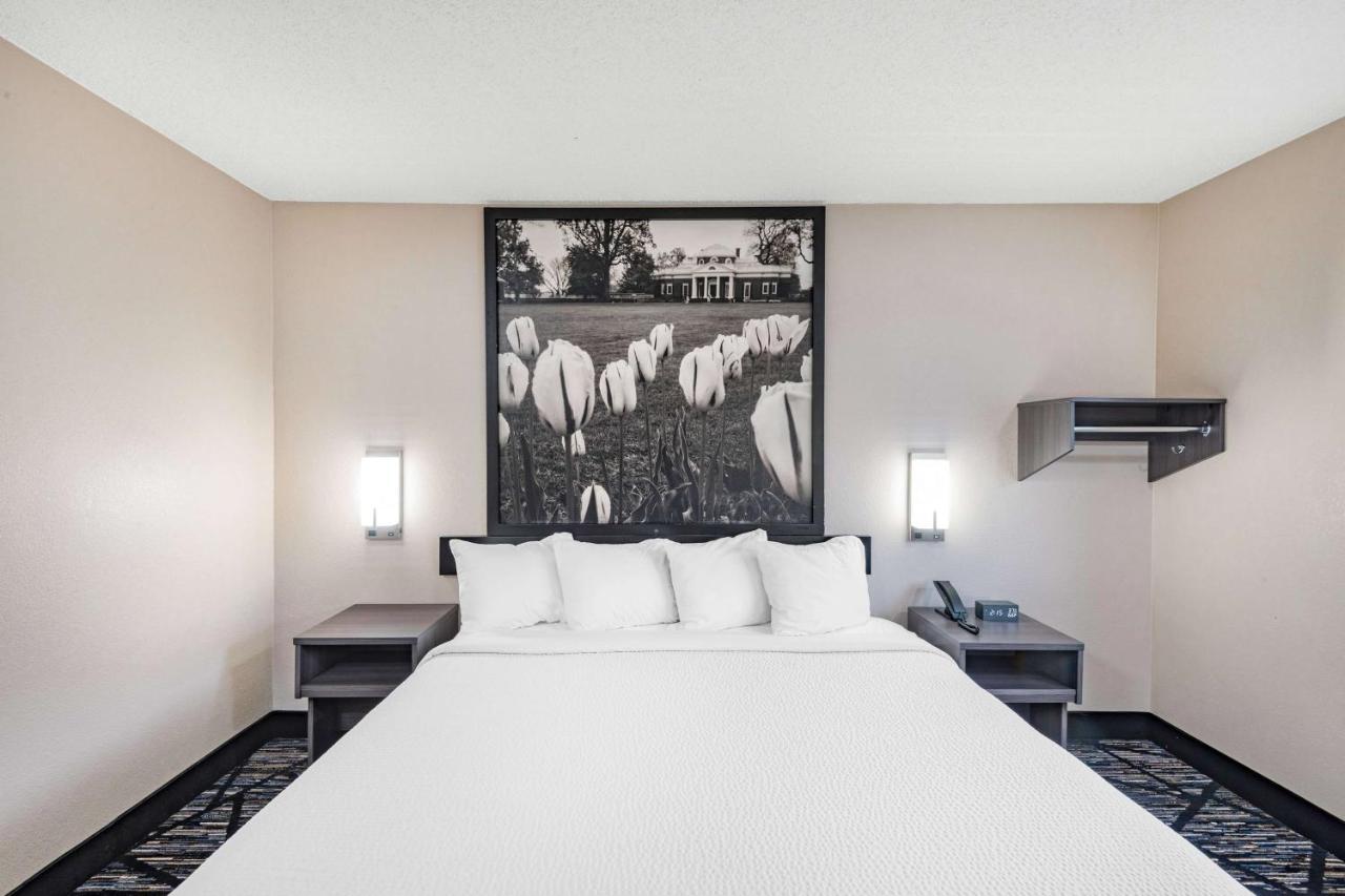 | Super 8 by Wyndham Charlottesville