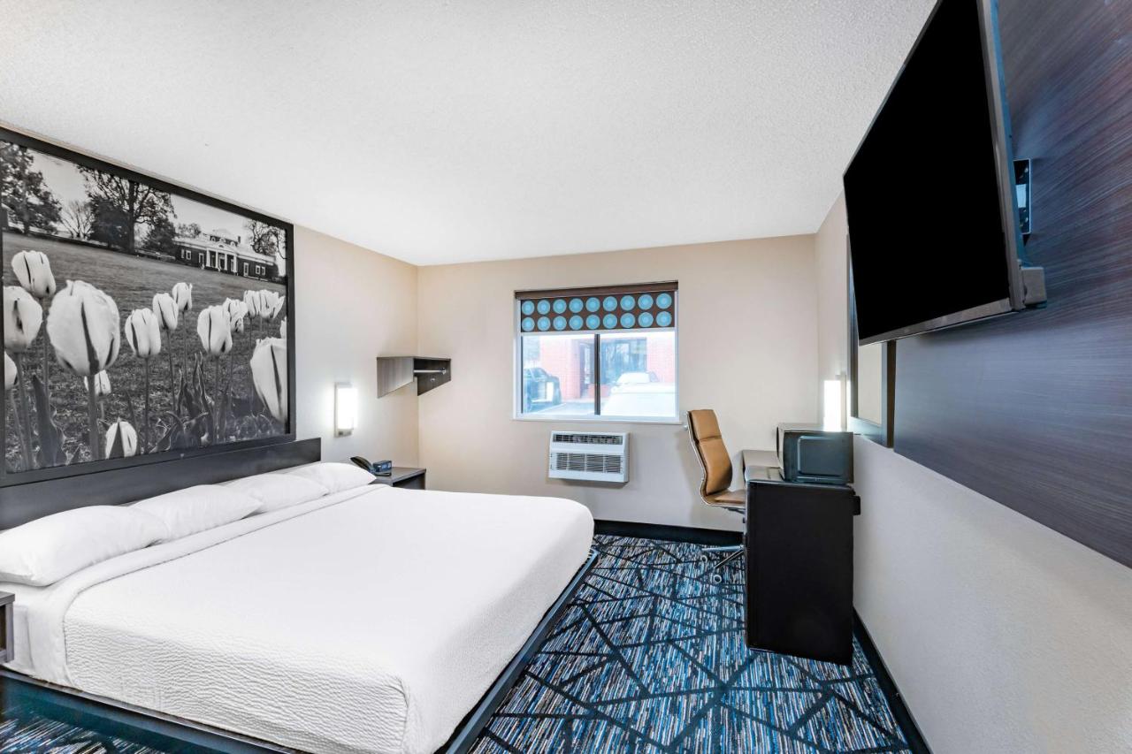 | Super 8 by Wyndham Charlottesville