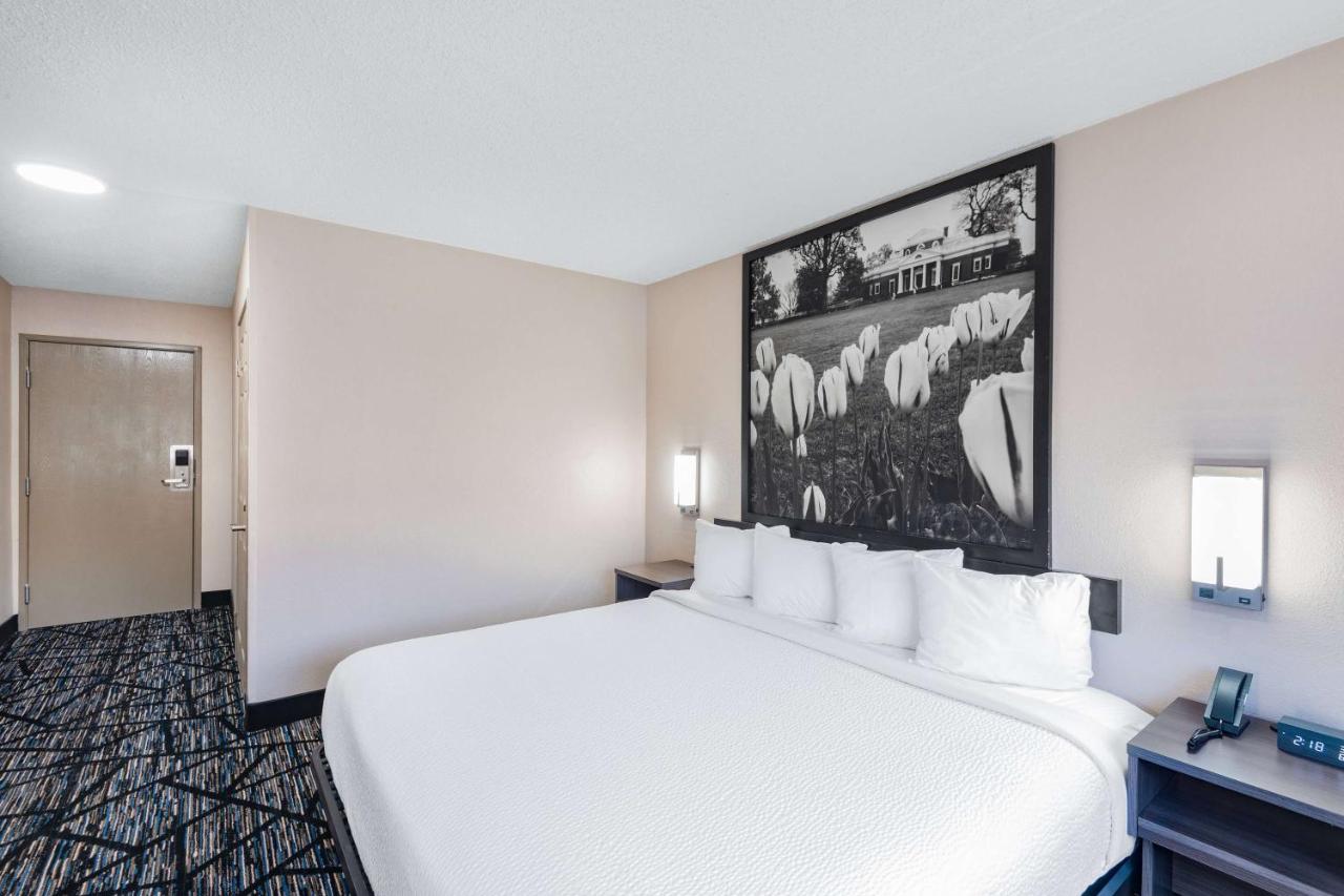 | Super 8 by Wyndham Charlottesville