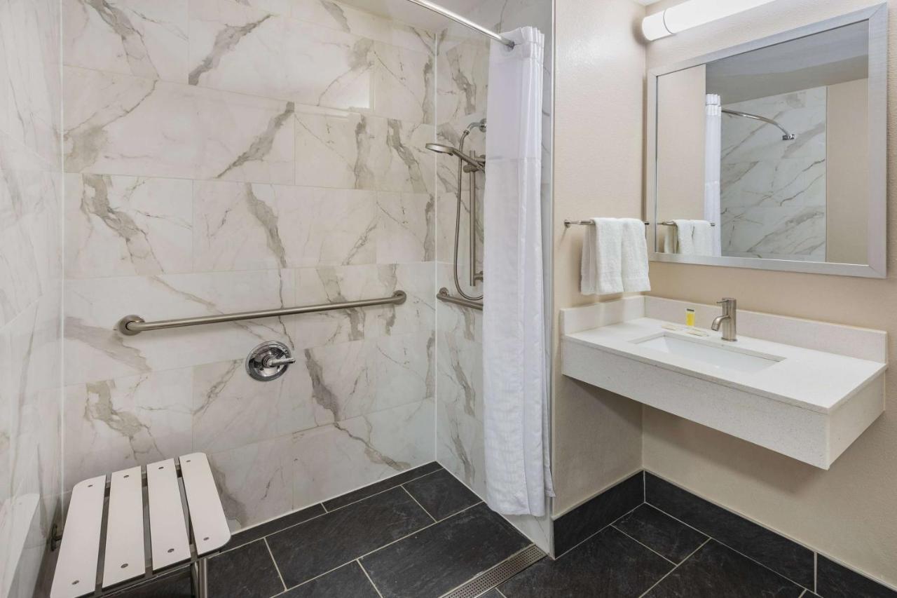 | Super 8 by Wyndham Charlottesville