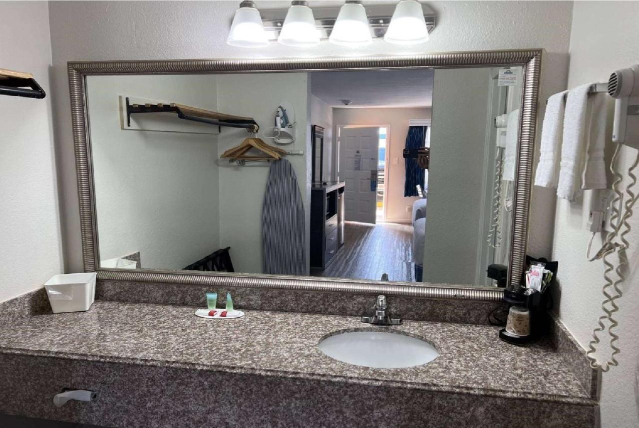 King Room - Mobility/Hearing Access w/ Tub/Non-Smoking at Days Inn by Wyndham Orange