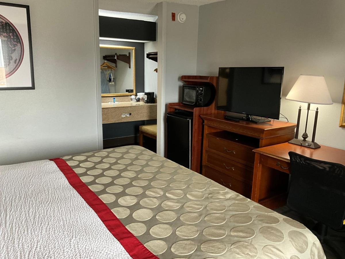 King Room - Mobility Access/Non-Smoking at Ramada by Wyndham Macon