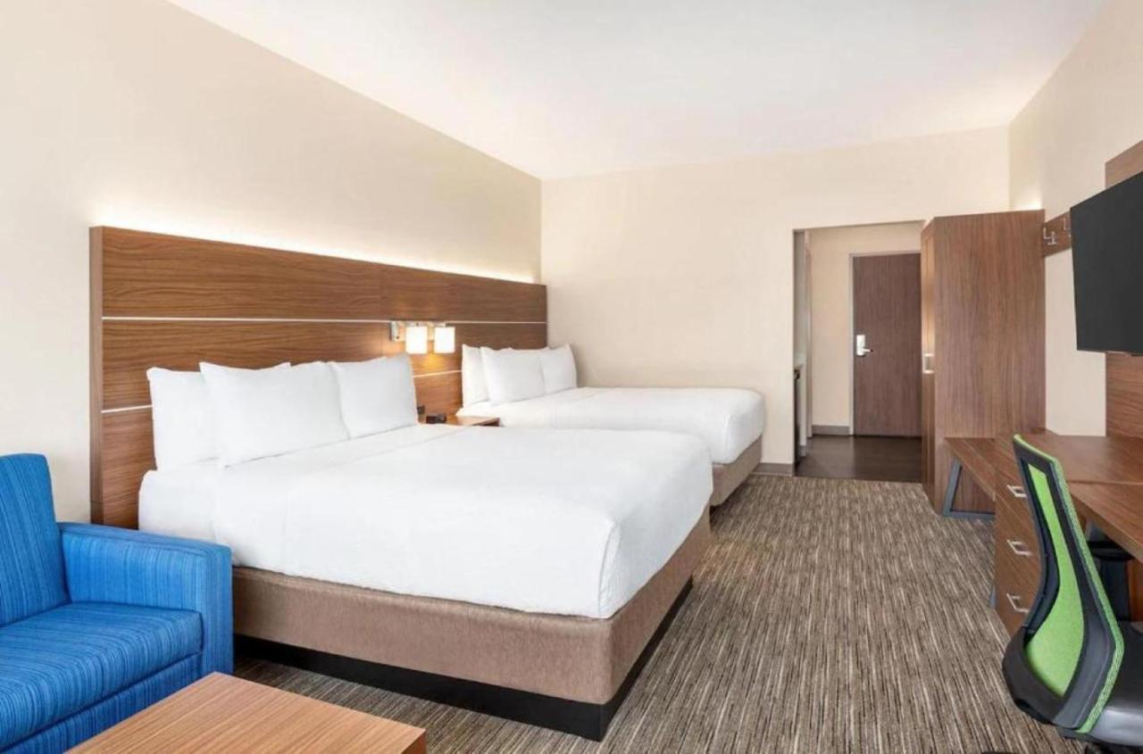Queen Suite with Two Queen Beds and Mobility Accessible Bathtub - Non-Smoking at Holiday Inn Express & Suites Austin North - Pflugerville by IHG