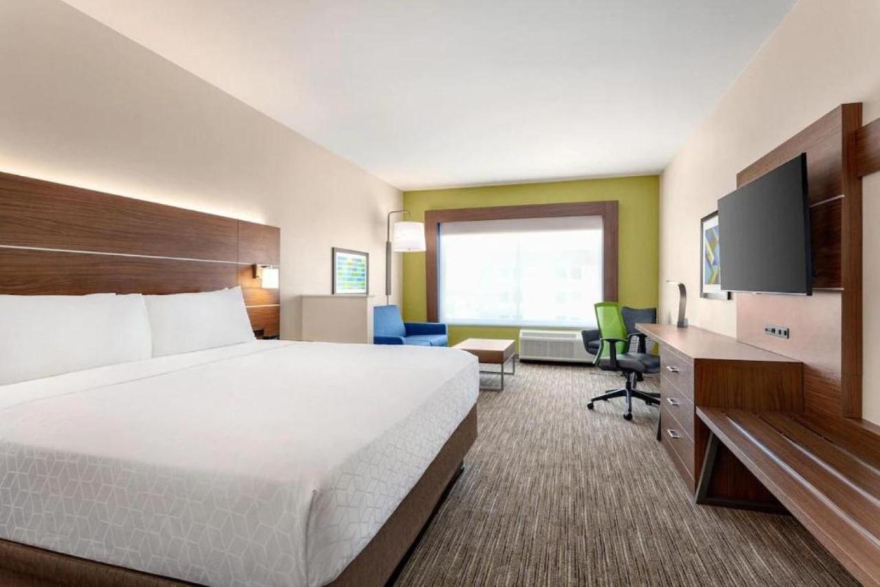 King Suite with Mobility Accessible Tub - Non-Smoking at Holiday Inn Express & Suites Austin North - Pflugerville by IHG