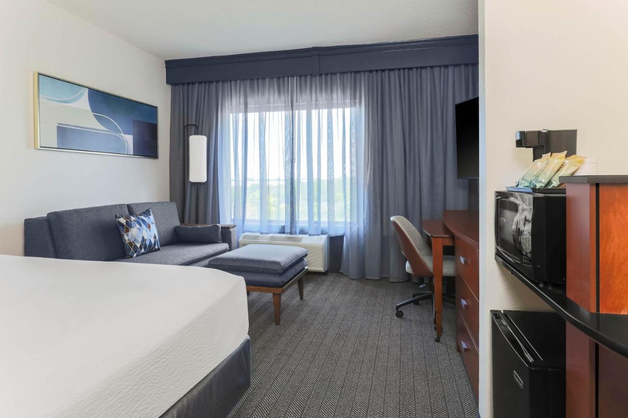 King Room with Sofa Bed at Courtyard by Marriott Austin Airport