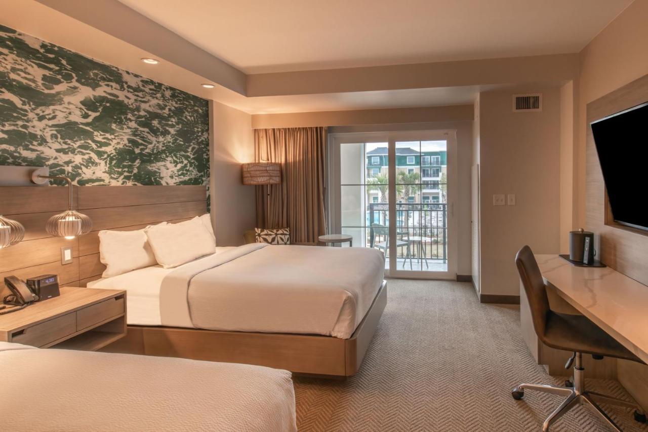Queen Room at Courtyard by Marriott Jekyll Island