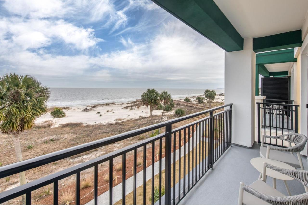 Beachfront, One King Bed with Balcony at Courtyard by Marriott Jekyll Island