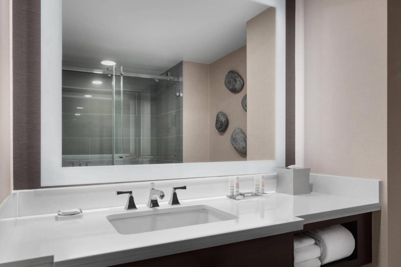 Concierge Level Guest Room with Two Double Beds at Marriott Boston Quincy