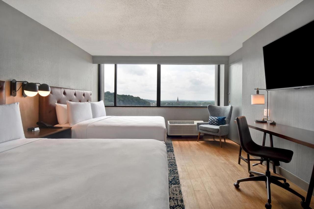 Guest room, 2 Queen at Four Points by Sheraton Boston Newton