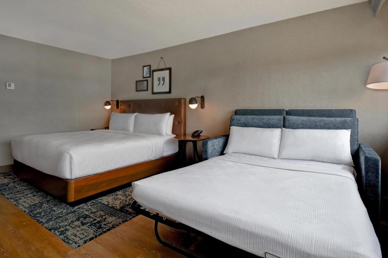 Deluxe Guest room, 1 King, Sofa bed at Four Points by Sheraton Boston Newton