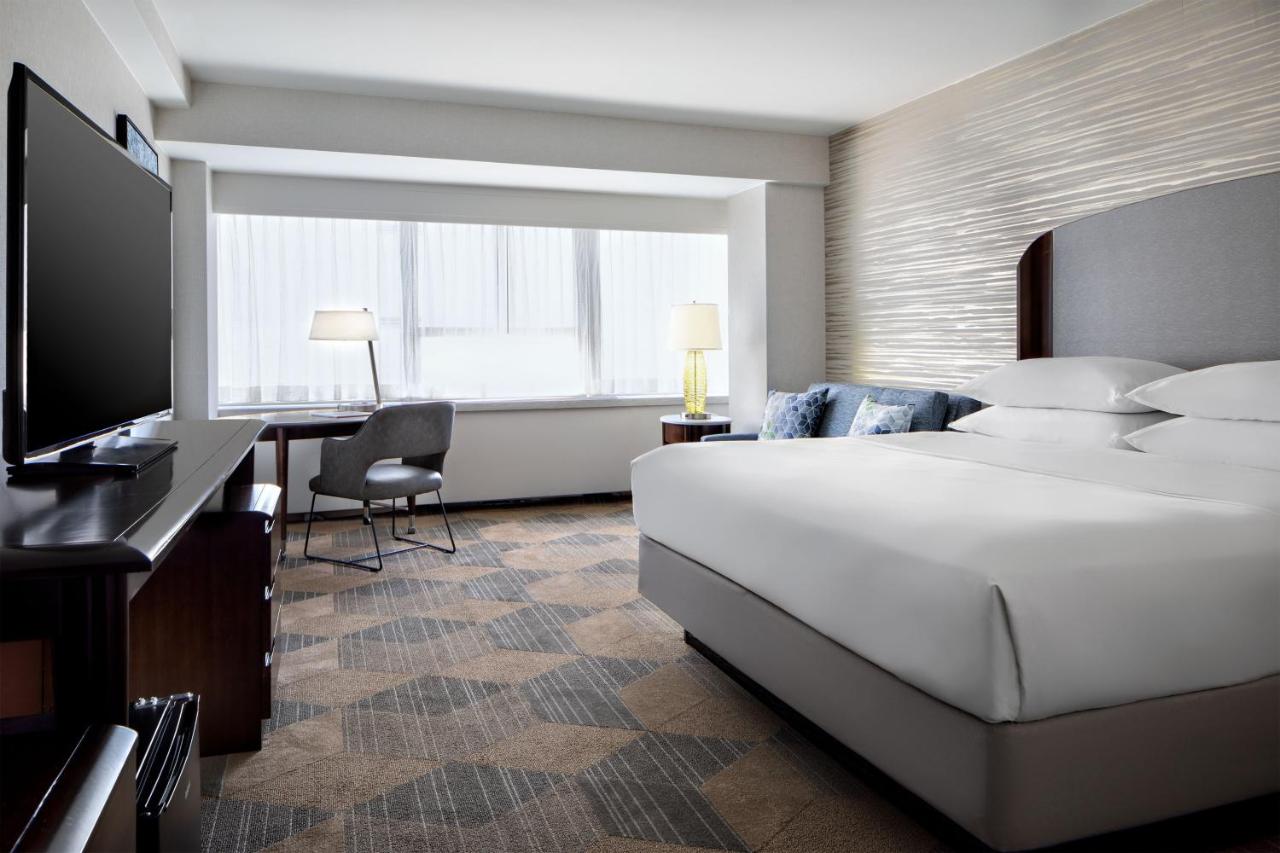Guest Room, 1 King at Sheraton Dallas Hotel