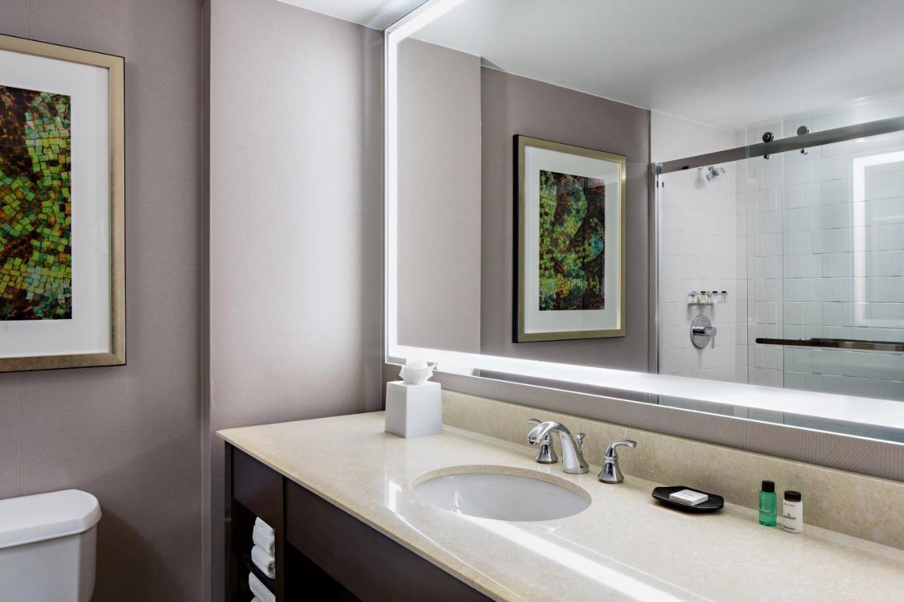 Club lounge access, Guest room, 1 King at Sheraton Dallas Hotel