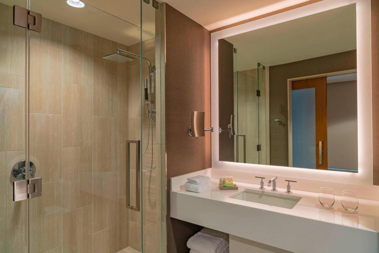 Executive King, Larger Guest room, 1 King at The Westin At The Woodlands